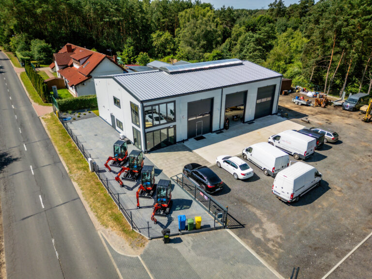 Siedziba JMN Maszyny Budowlane z ekspozycją minikoparek przed halą serwisowo-sprzedażową