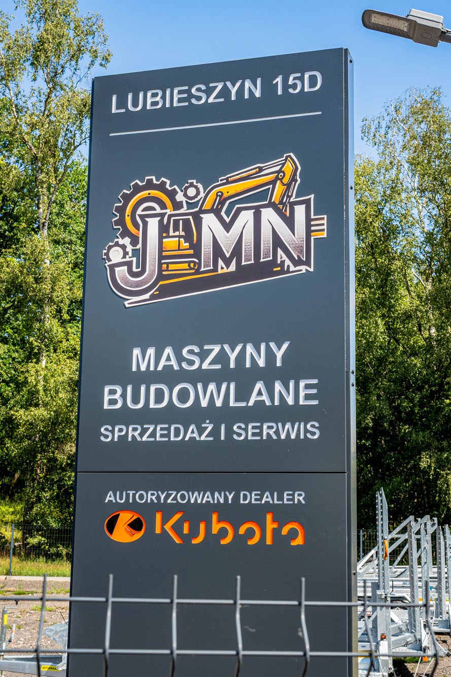 Pylon reklamowy JMN Maszyny Budowlane w Lubieszynie 15D z informacją o sprzedaży, serwisie i autoryzowanym dealerze Kubota