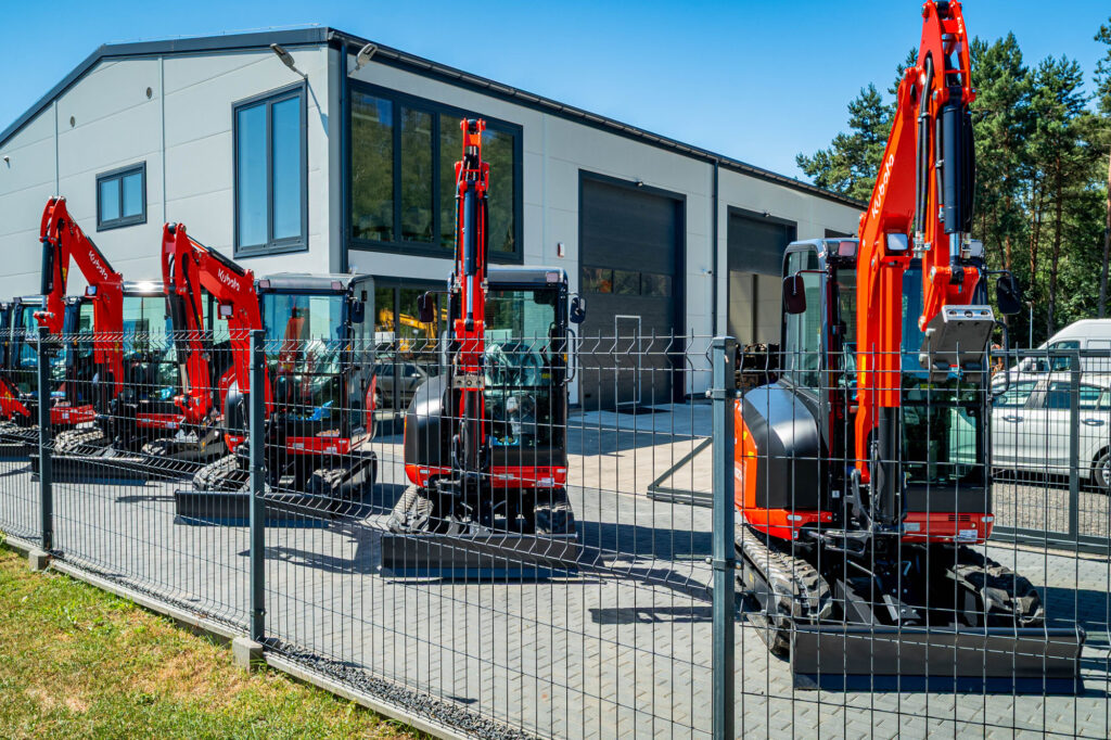 Minikoparki Kubota ustawione przed siedzibą JMN Maszyny Budowlane