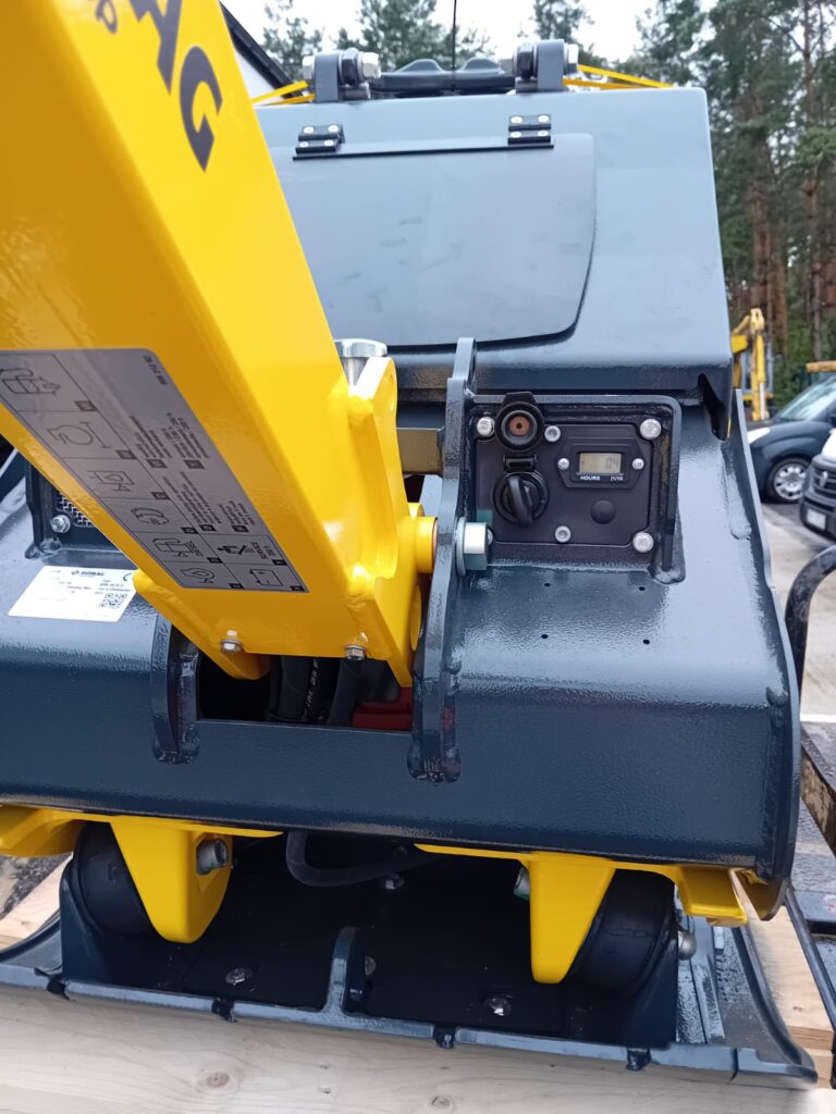 Zagęszczarka BOMAG BT 65 – zbliżenie panelu sterowania i przedniej części maszyny