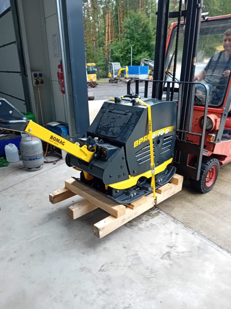 Zagęszczarka rewersyjna BOMAG BPR 70/70 D transportowana wózkiem widłowym na palecie