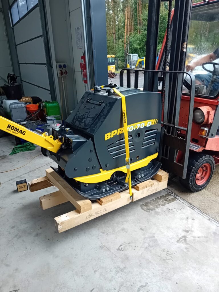 Zagęszczarka rewersyjna BOMAG BPR 70/70 D na palecie podczas załadunku wózkiem widłowym