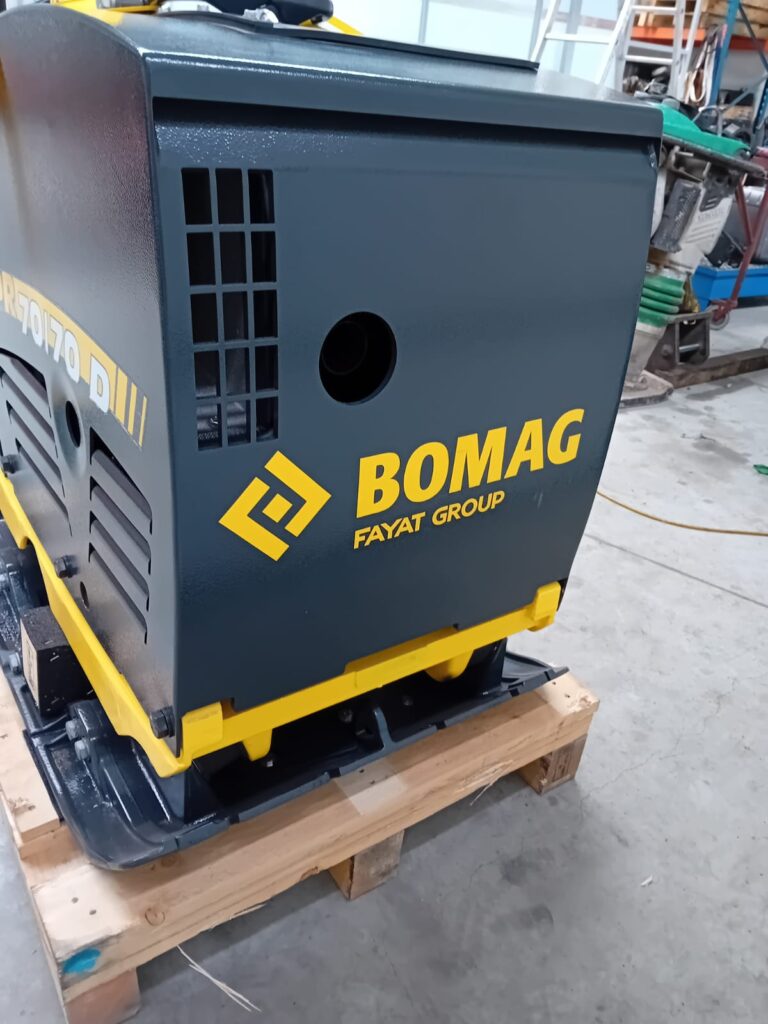 Zagęszczarka BOMAG BT 65 – tylna część obudowy maszyny na palecie