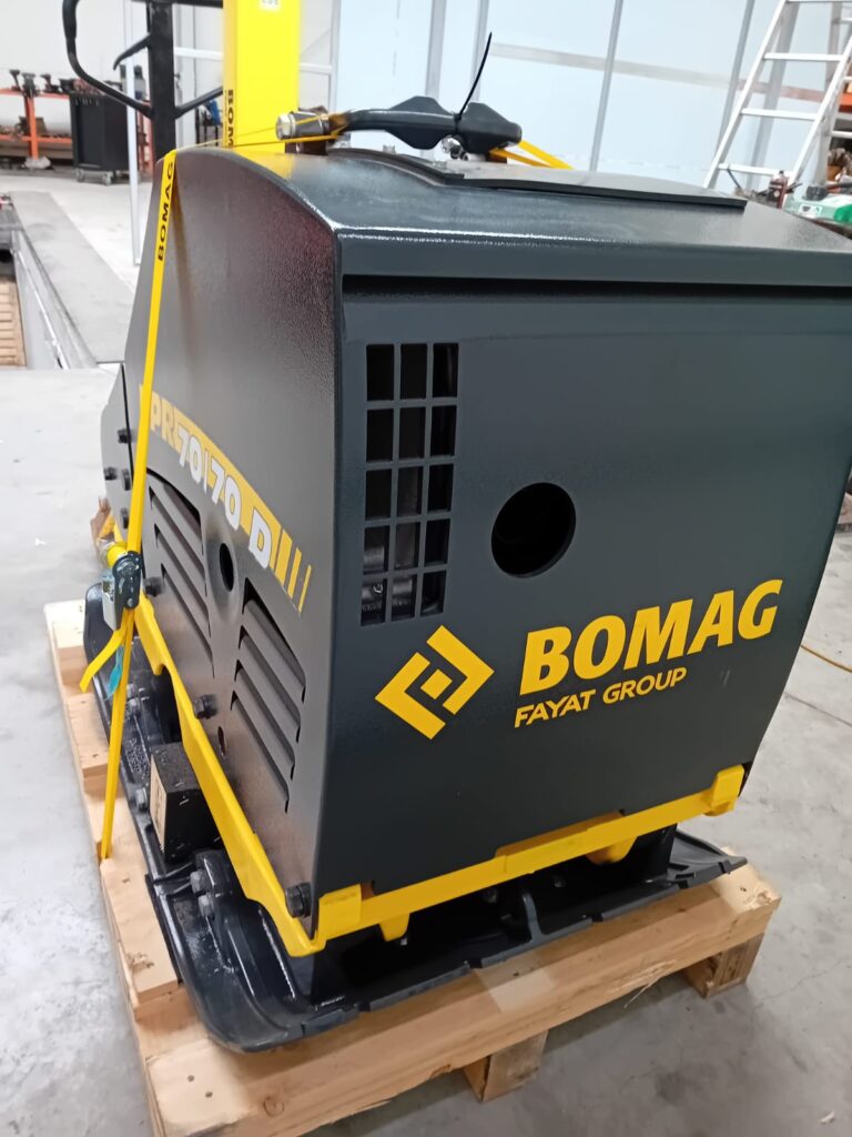 Zagęszczarka BOMAG BT 65 na palecie, widok boczny obudowy i płyty roboczej
