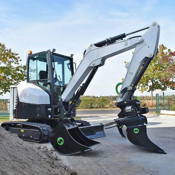Tiltrator Steelwrist X04 z łyżkami roboczymi zamontowany na minikoparce