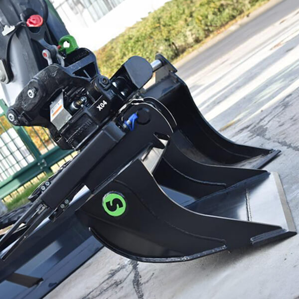 Tiltrator Steelwrist X04 z łyżką kopiącą zamontowany na ramieniu minikoparki