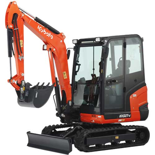 Minikoparka Kubota KX027-4 HI z kabiną, łyżką i lemieszem na białym tle
