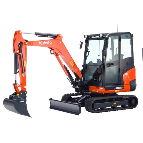 Minikoparka Kubota KX030-4 z kabiną, lemieszem i łyżką skarpową na białym tle