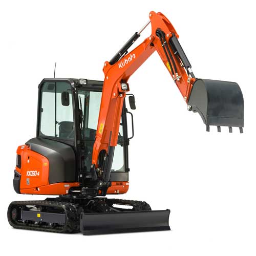 Minikoparka Kubota KX030-4 HI z kabiną, lemieszem i łyżką skarpową na białym tle