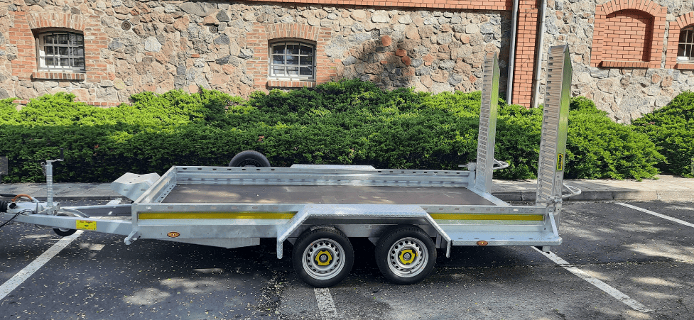 Przyczepa Wark KOP 35|37 ALU z aluminiowymi najazdami i dwiema osiami, widok z boku