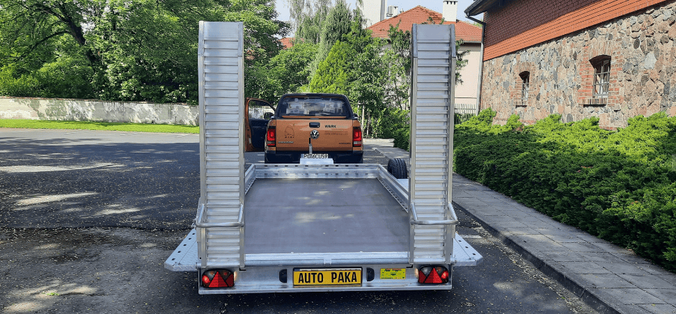 Przyczepa Wark KOP 35|37 ALU z aluminiowymi najazdami, widok od tyłu na platformę transportową