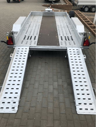 Przyczepa Brian James Digger Plant 2 z opuszczanymi najazdami i perforowaną platformą transportową