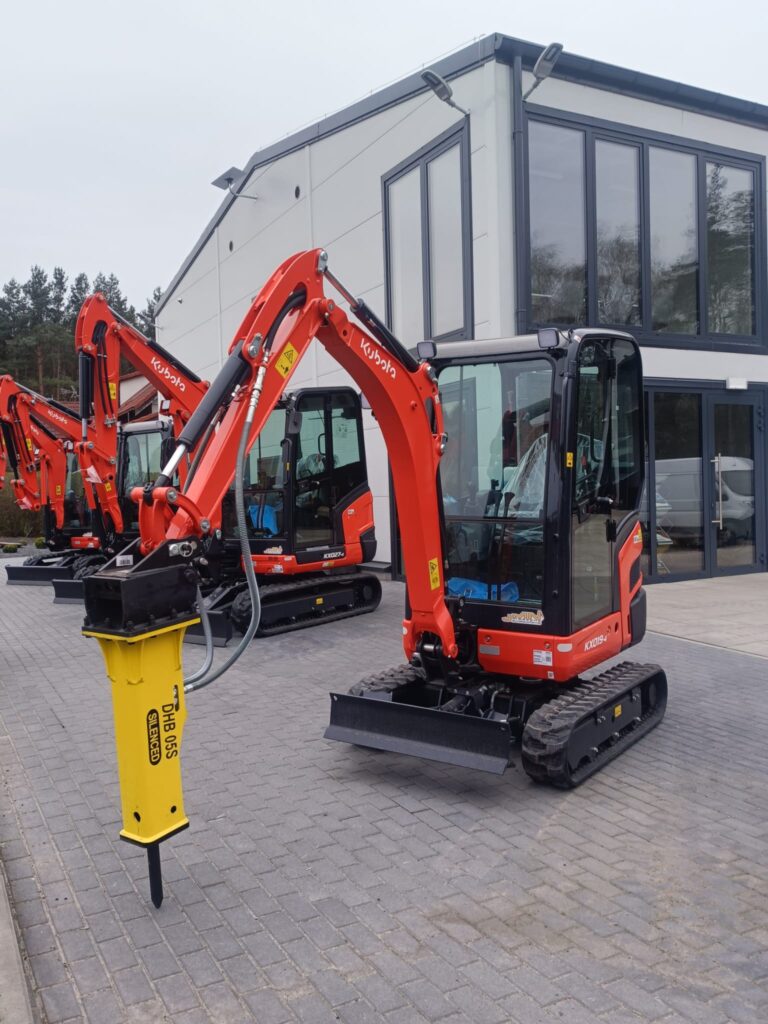 Koparka Kubota z młotem hydraulicznym DHB 05S podczas pracy w Szczecinie