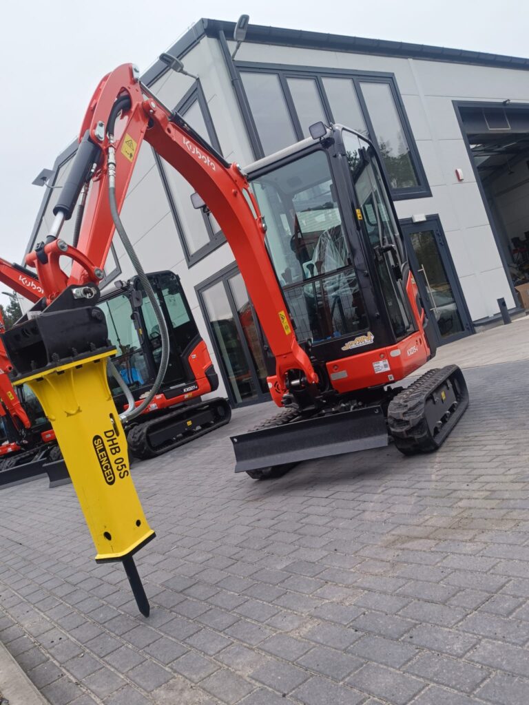 Młot DHB 05S Silenced do koparki Kubota na placu budowy w Szczecinie