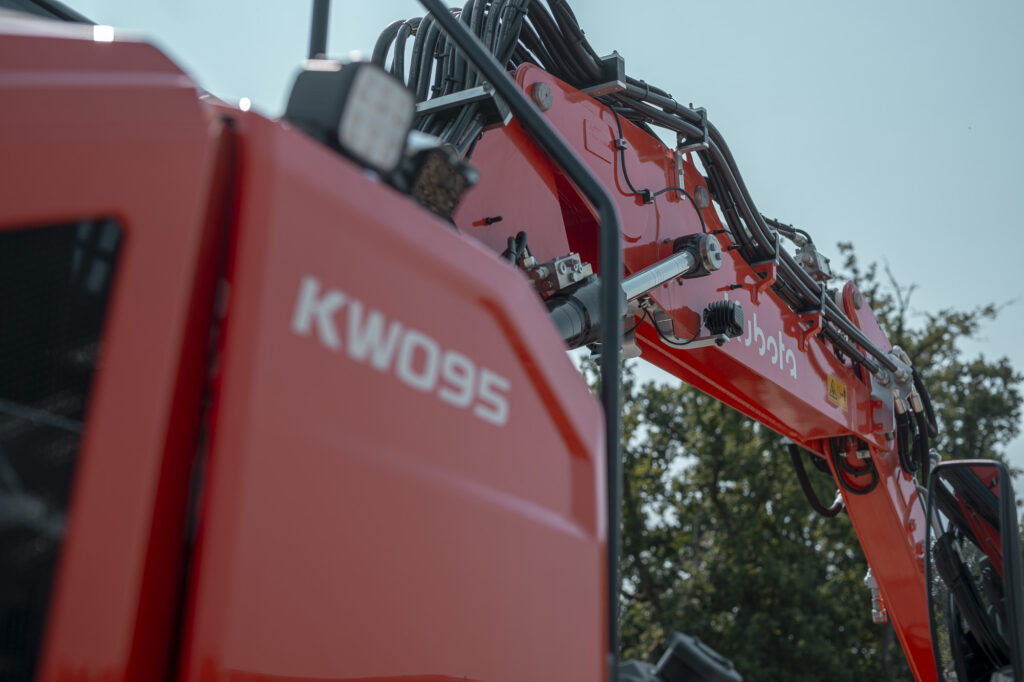Kubota KW095 – wysięgnik i przewody hydrauliczne