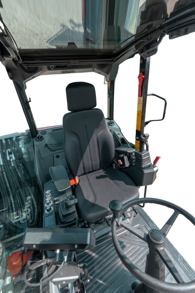Kubota KW095 – wnętrze kabiny i fotel operatora