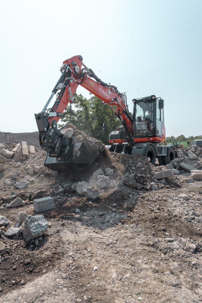 Koparka kołowa Kubota KW095 z łyżką podczas pracy
