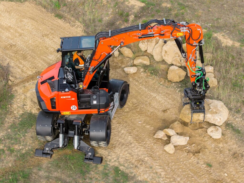 Kubota KW115 z chwytakiem podczas pracy – widok z góry