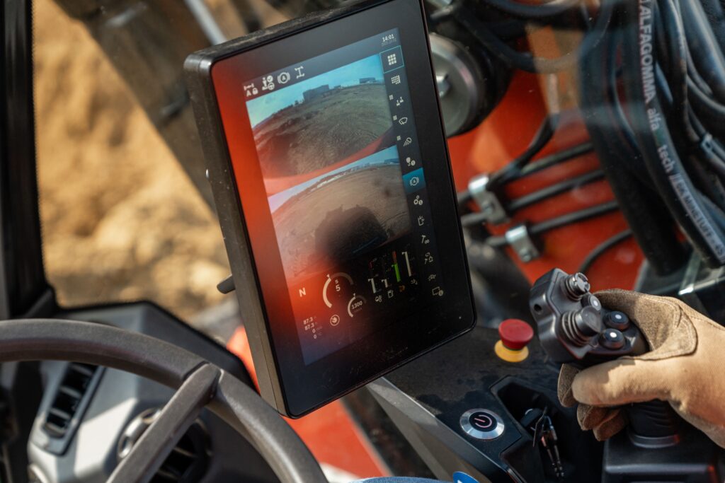 Kubota KW115 – ekran kamer i joystick w kabinie operatora