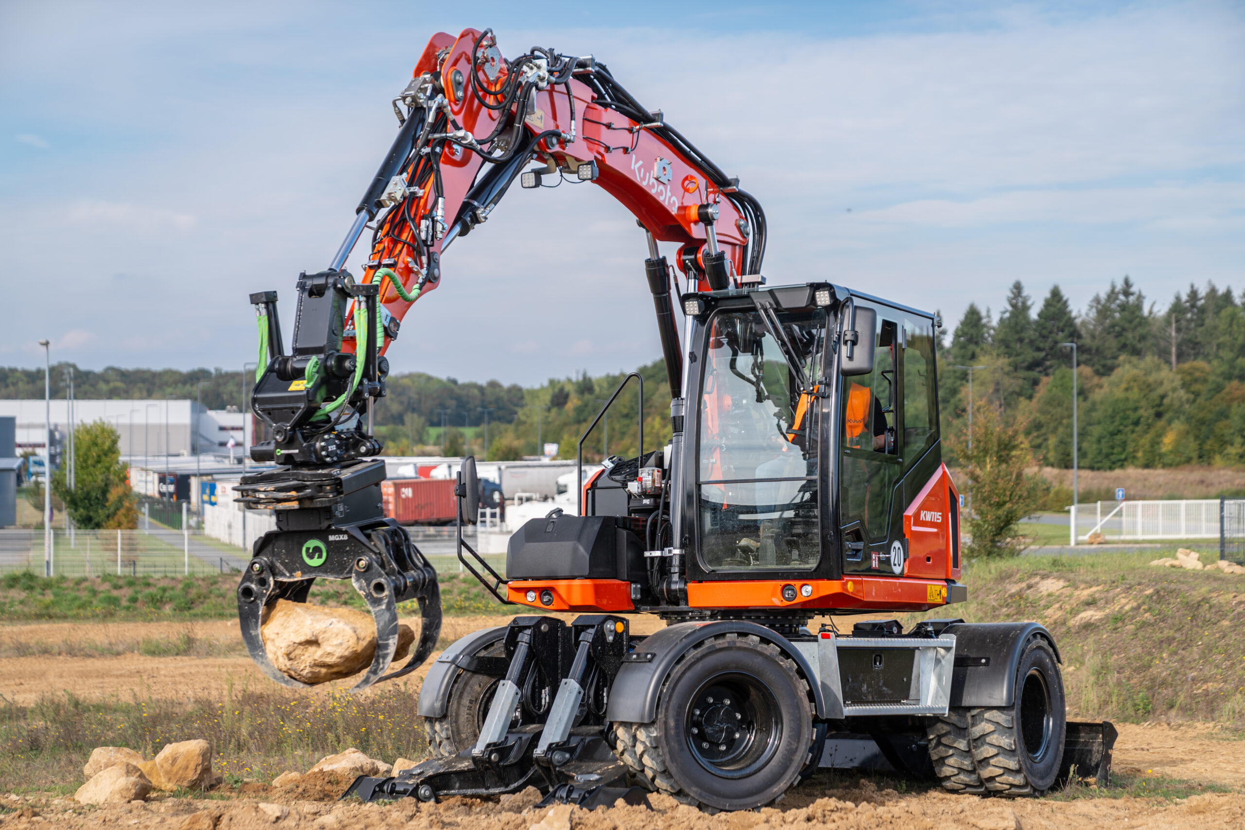 Kubota KW115 z podparciem podczas pracy z chwytakiem