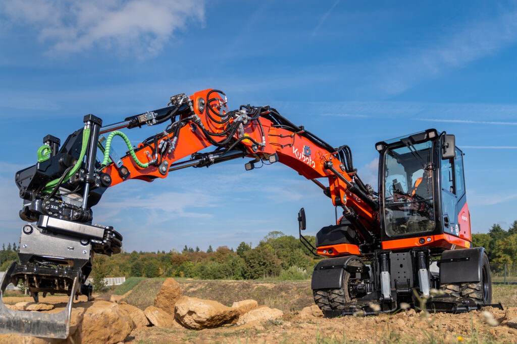 Koparka kołowa Kubota KW115 podczas pracy z osprzętem