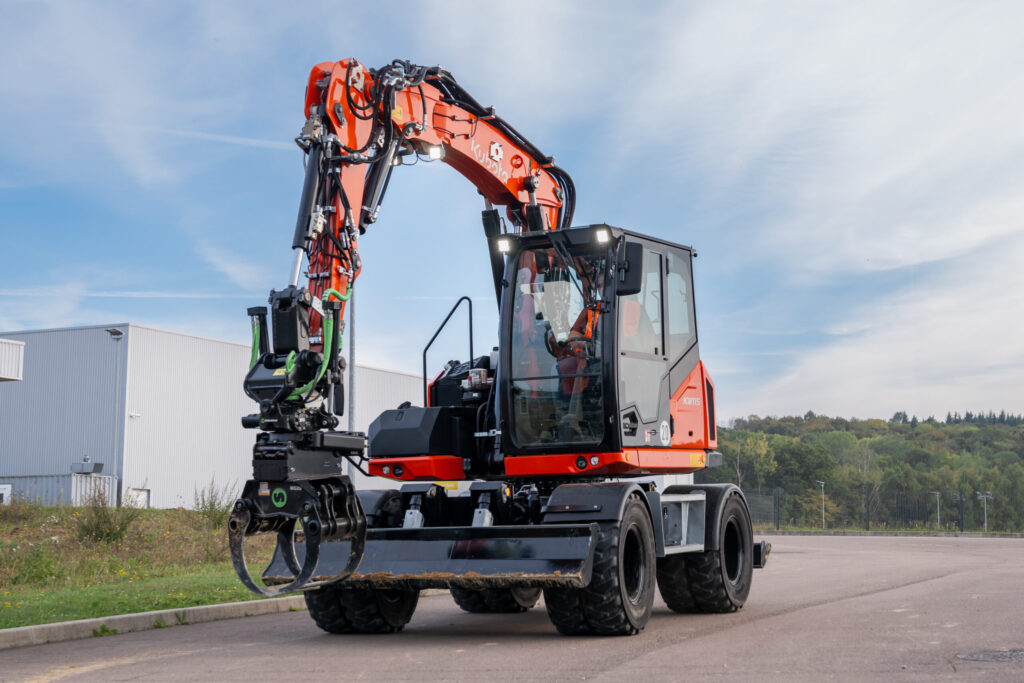 Kubota KW115 – widok od przodu na kołowym podwoziu