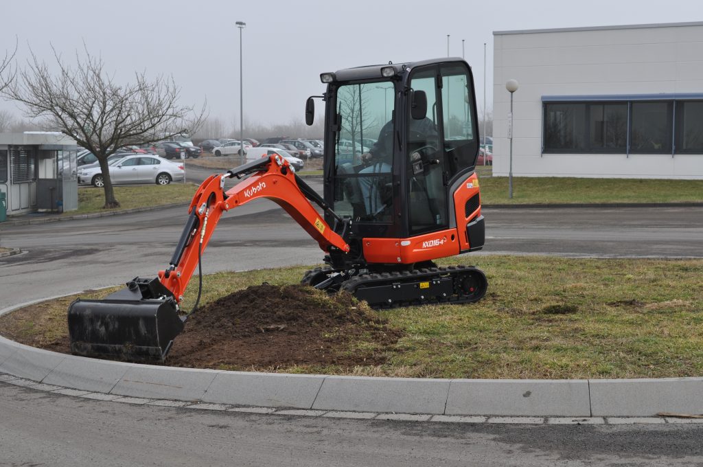 Kubota KX016-4 na gumowych gąsienicach podczas robót ziemnych