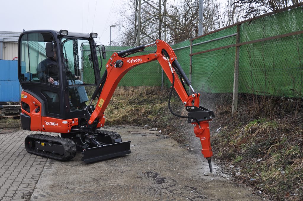 Kubota KX016-4 z młotem hydraulicznym podczas pracy