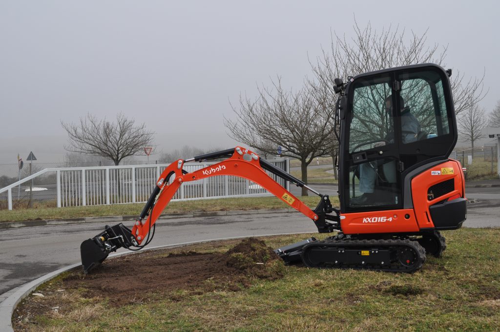 Kubota KX016-4 z łyżką skarpową – widok z boku