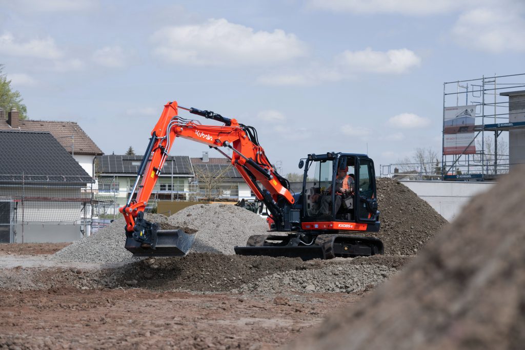 Kubota KX085-5 z wysięgnikiem dwuczęściowym podczas robót ziemnych