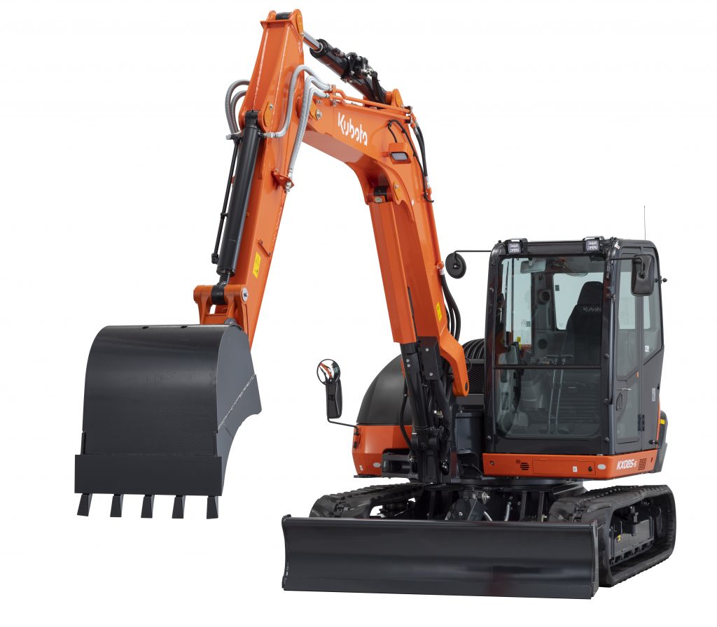 Kubota KX085-5 – widok od przodu z łyżką i lemieszem