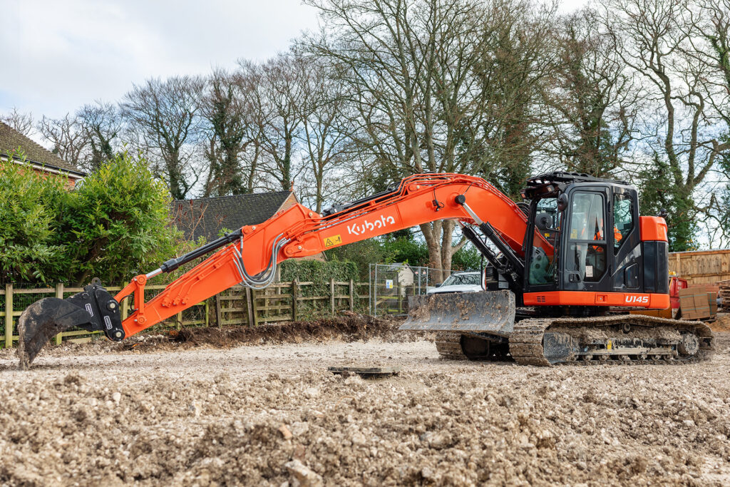 Kubota U145 podczas robót ziemnych – widok z boku