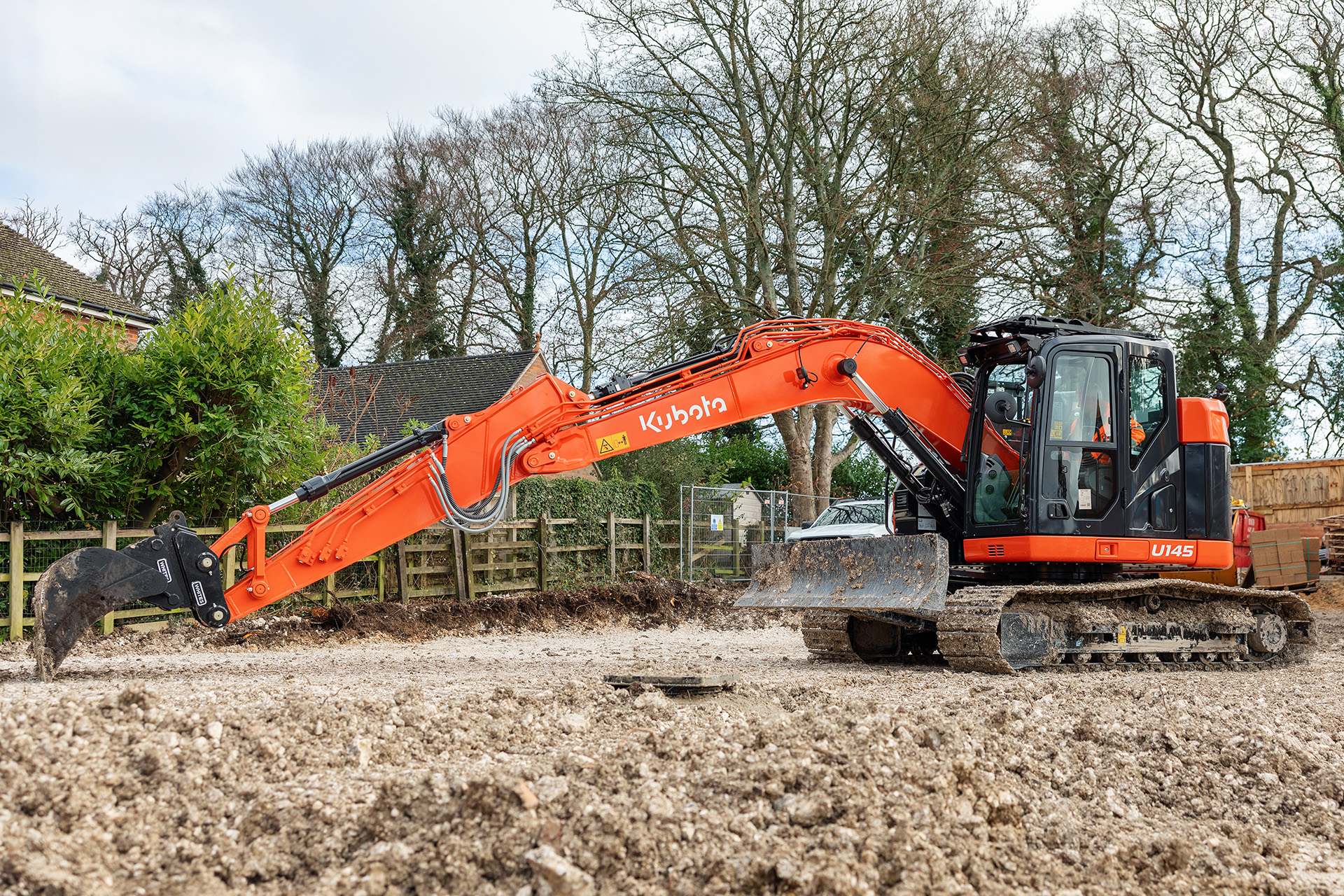 Kubota U145 podczas robót ziemnych – widok z boku