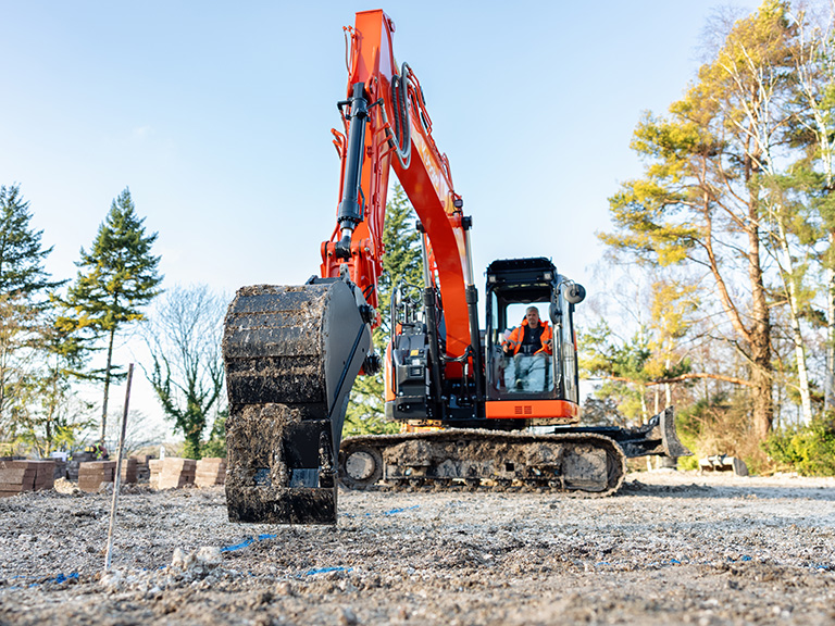 Kubota U145 – wysięgnik i łyżka podczas kopania