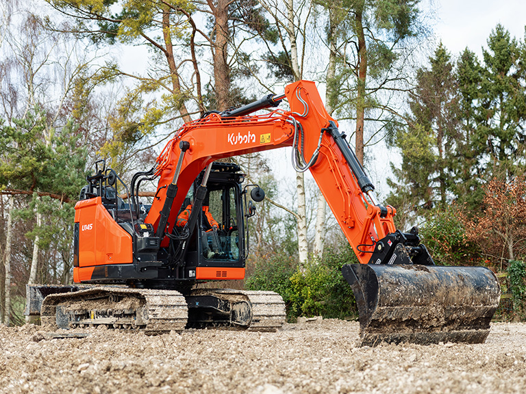 Kubota U145 – widok maszyny z prawej strony na placu budowy