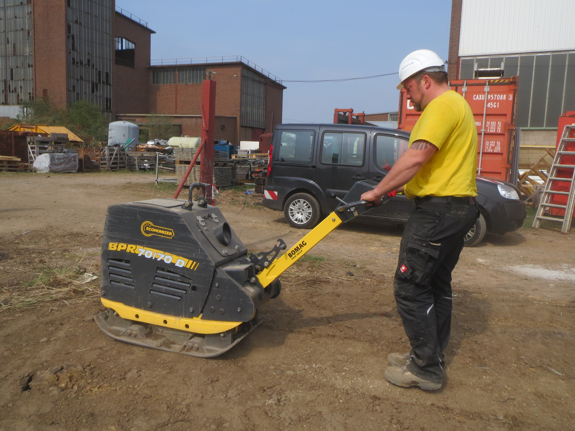 BOMAG BPR 70/70 D podczas pracy na budowie – przykładowe wyposażenie