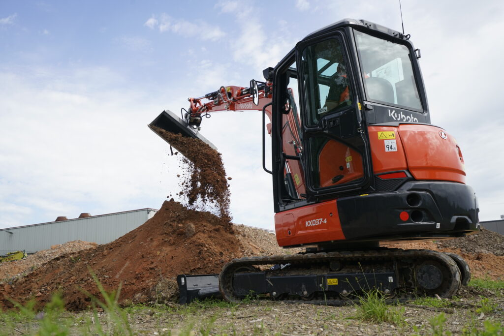 Kubota KX037-4 podczas przesypywania ziemi łyżką