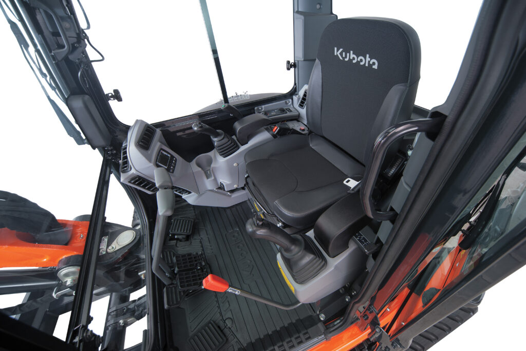 Kubota KX037-4 – wnętrze kabiny, fotel i dźwignie sterujące